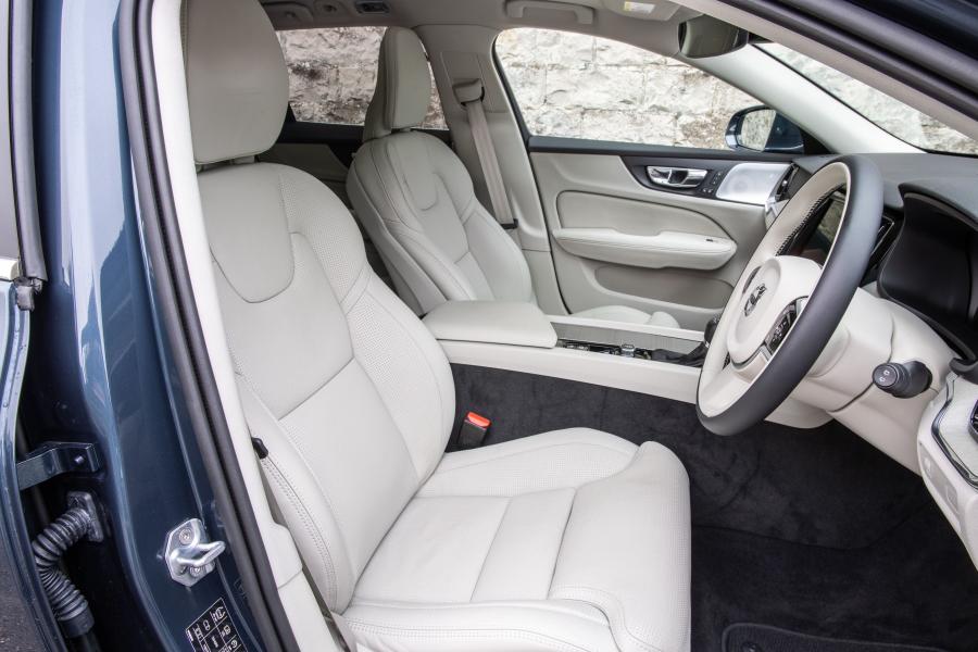 Интерьер Volvo V60 D3 Inscription 2018 года  (UK) (фото 5 из 40)